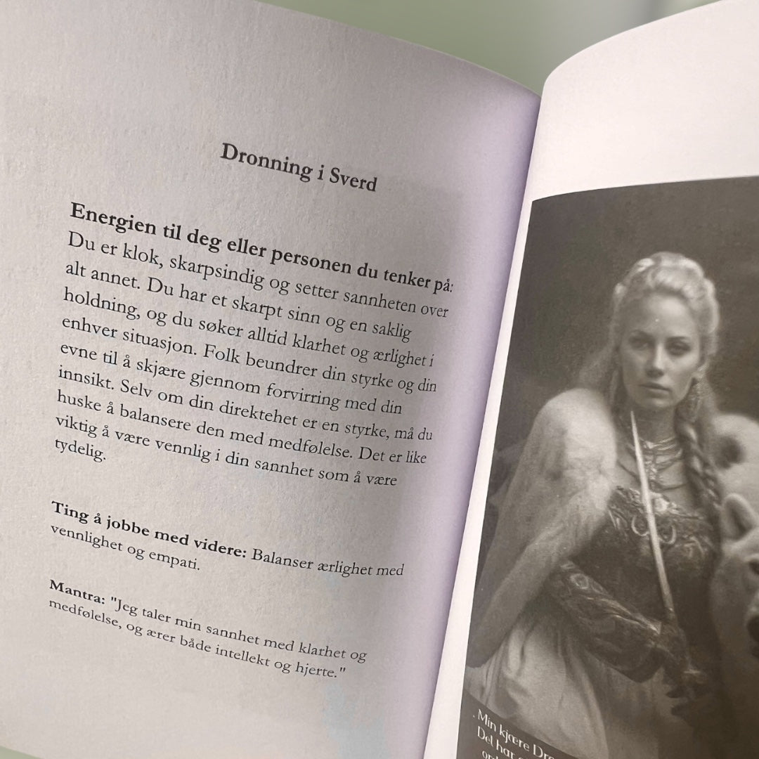 Nye Innsikter tarot- kort med tekst og guidebok (Norsk)