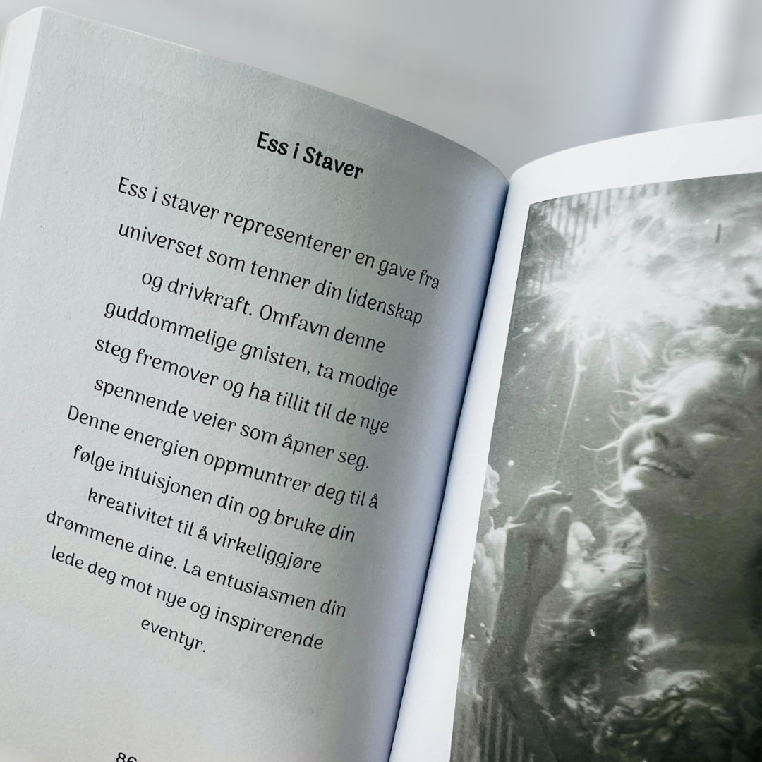 Mini Pocket Tarot – Kortstokk og guidebok (Norsk)